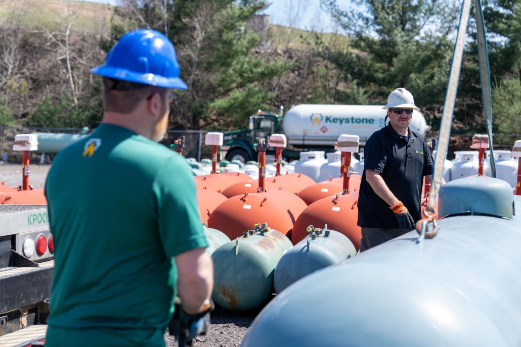 2 employees setting a tank